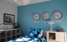 Часы над кроватью в детской
