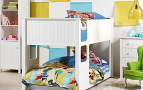 Белая двухэтажная кровать в детской