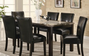 Вино на столе в столовой