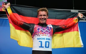 Обладатель золотых медалей немецкий саночник Феликс Лох 