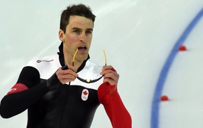 Обладатель серебряной и бронзовой медали канадский конькобежец Денни Моррисон на олимпиаде в Сочи