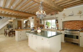 Деревянный потолок в кухне