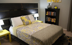 Деревянная спинка кровати в спальне