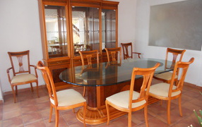 Столешница в столовой из стекла