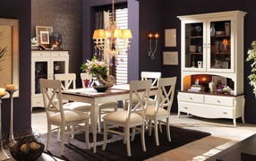 Желтая люстра в столовой