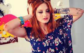 Девушка держится за голову