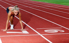 Женщина бегунья на старте