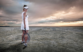 Тенниссистка с ракеткой