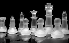 Шахматы из прозрачного стекла