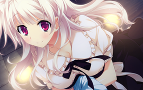 Белокурая девушка аниме в форме горничной