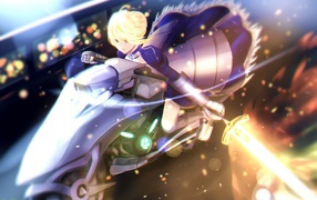 Блондинка Сайбер мчится на мотоцикле в аниме Fate Series