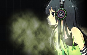 Девушка Акияма Мио в наушниках, аниме