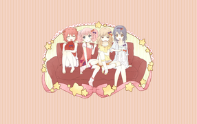 Девушки из аниме Юру юри сидят на коричневом диване