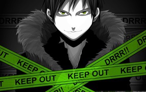 Герой аниме Дюрарара!! позади полицейских ленточек