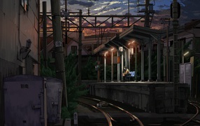 Одинокий парень на железнодорожной станции