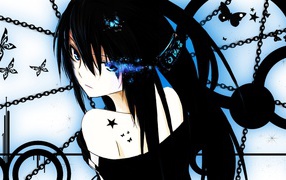 Черноволосая аниме девушка в цепях