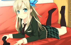 Девушка на диване в аниме У меня мало друзей