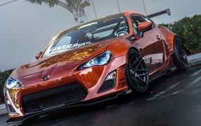 Красивый красный автомобиль Scion