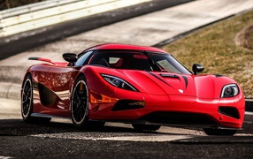 Красивый красный спортивный автомобиль