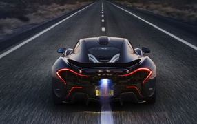 Черный McLaren P1 посередине шоссе
