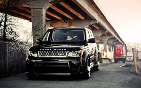 Черный Range Rover Sport под эстакадой