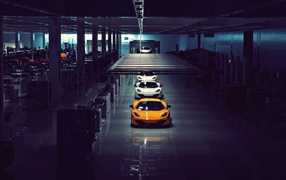 Автомобили McLaren на заводе