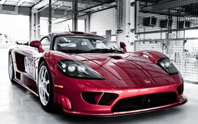 Темно вишневый автомобиль Saleen S7