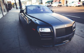Восхитительный черный Rolls-Royce на улице
