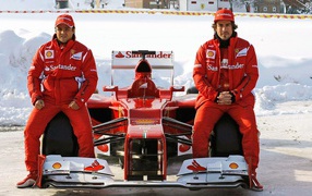 Гонщики Формулы 1 со своим автомобилем