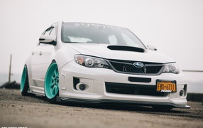 Светло зеленые диски у белого Subaru Impreza
