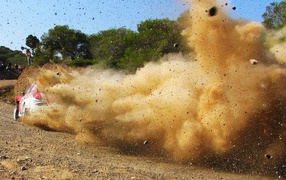 Выброс гравия из под колес автомобиля