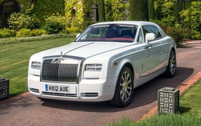Роскошный белый Rolls-Royce на дорожке