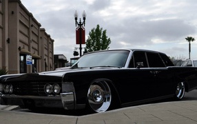 Роскошный черный Lincoln Continental