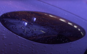 Дождь намочил фару автомобиля