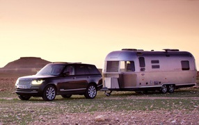 Рендж Ровер с жилым прицепом