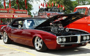 Красный Pontiac Firebird