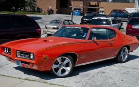Красный Pontiac GTO Judge