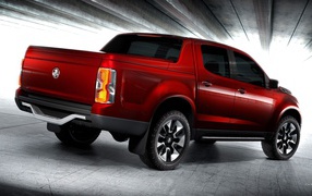 Красный пикап Holden Colorado