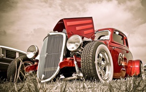 Красный ретро автомобиль с открытым капотом