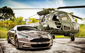 Автомобиль Джеймс Бонда у вертолета