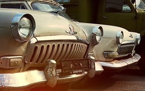 Два старых автомбиля марки Волга