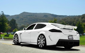 Белый Porsche Panamera Turbo
