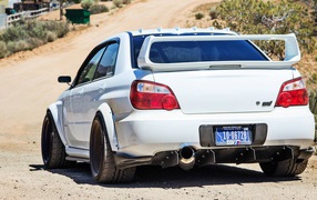 Белая Subaru Impreza STI