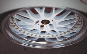 Белый автомобильный диск