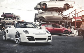 Белый кабриолет на свалке автомобилей