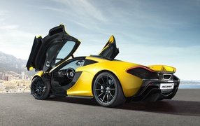Желтый McLaren с открытыми дверями