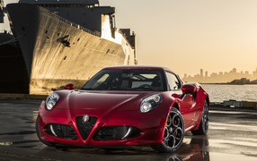 Красная Alfa Romeo 4C на фоне корабля
