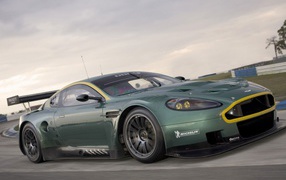 Желтый обод радиаторной решетки Aston Martin