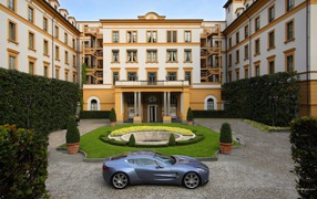 Aston Martin у входа во дворец