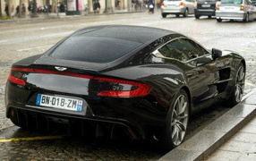 Черный Aston Martin One-77